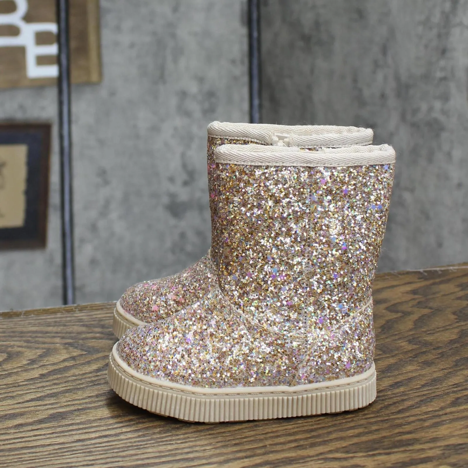 Cat & Jack Toddler Girls Pip Shearling Style Boots 88435631 Gold Glitter 5T